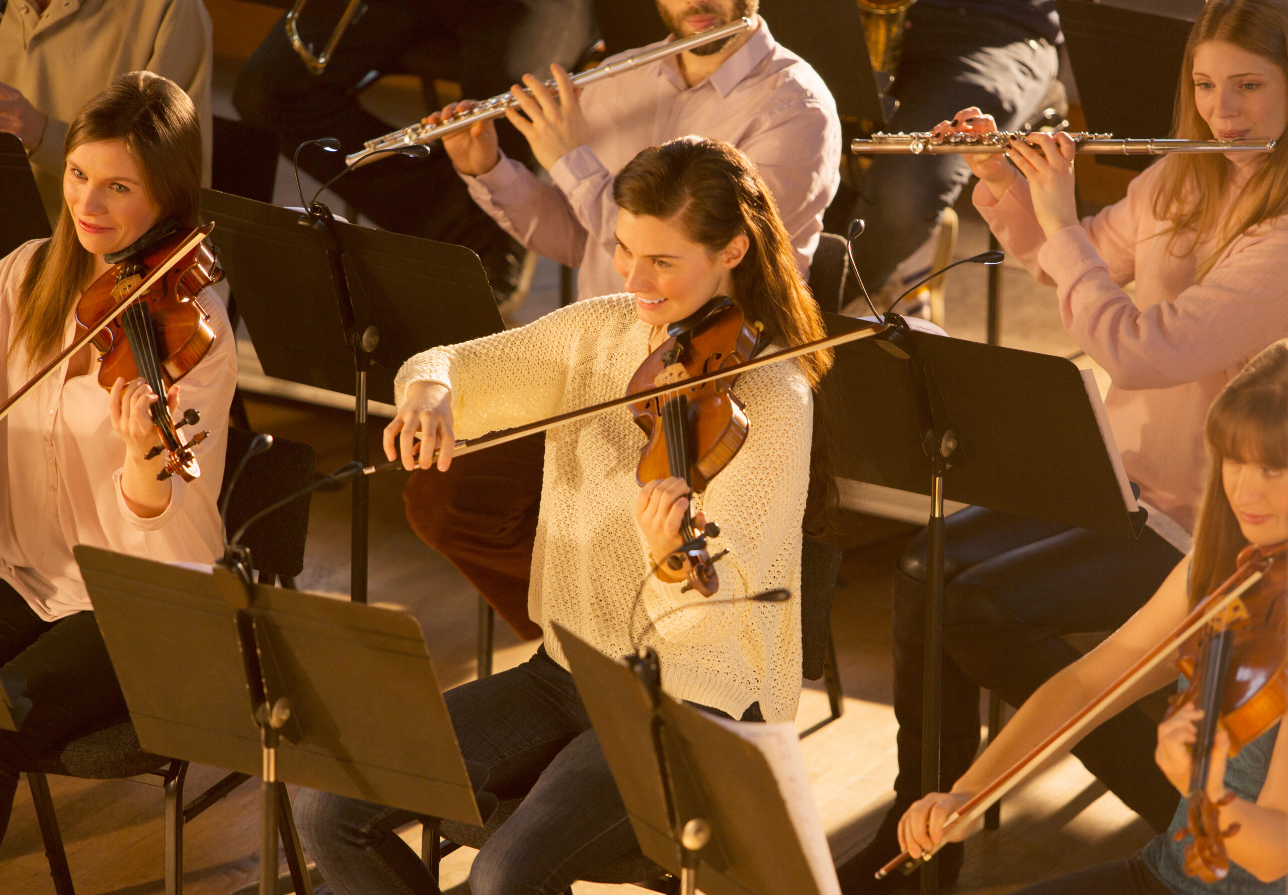 Musiciens d'un orchestre (violons, flûtes traversières, etc.)