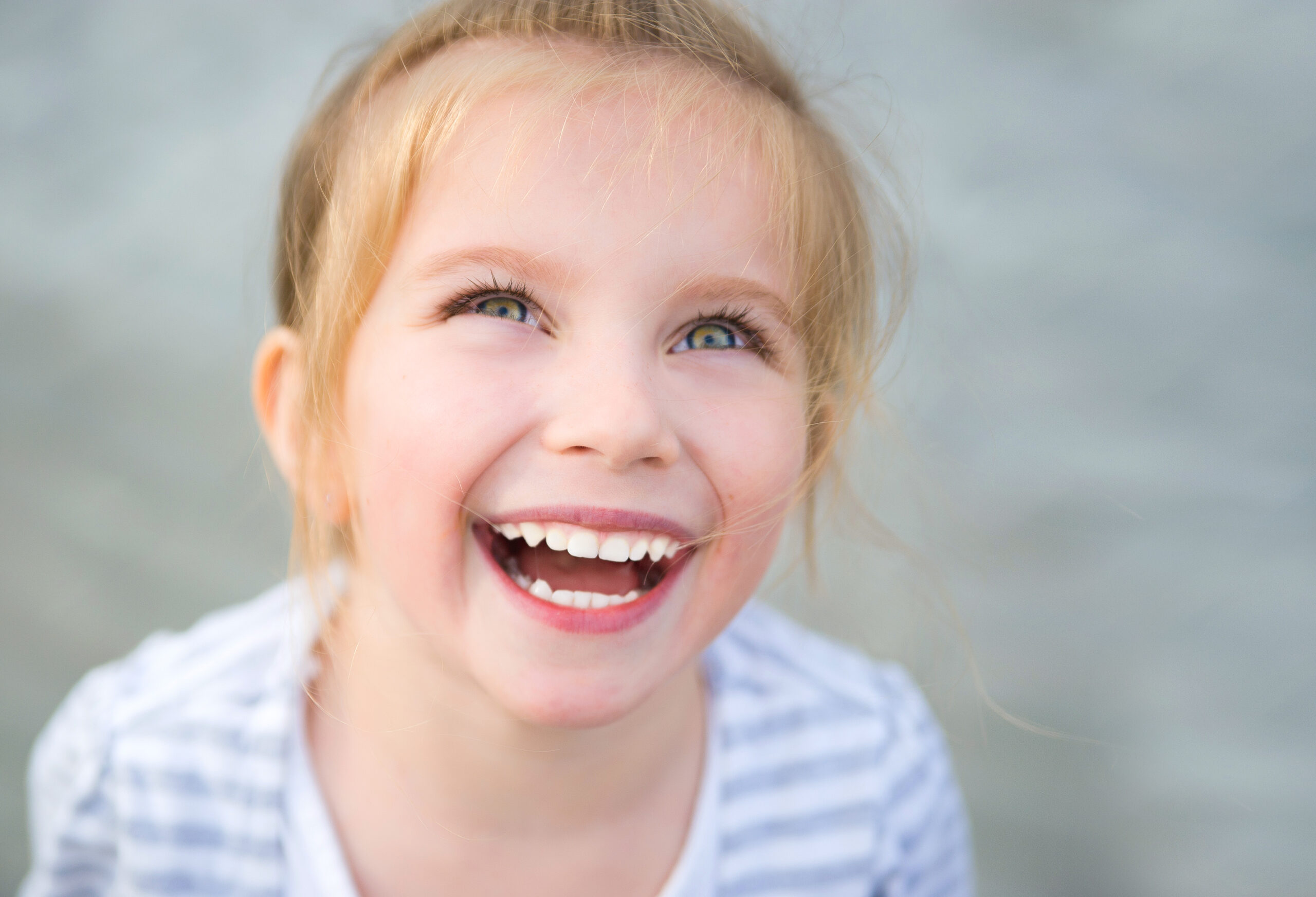 Petite fille souriante