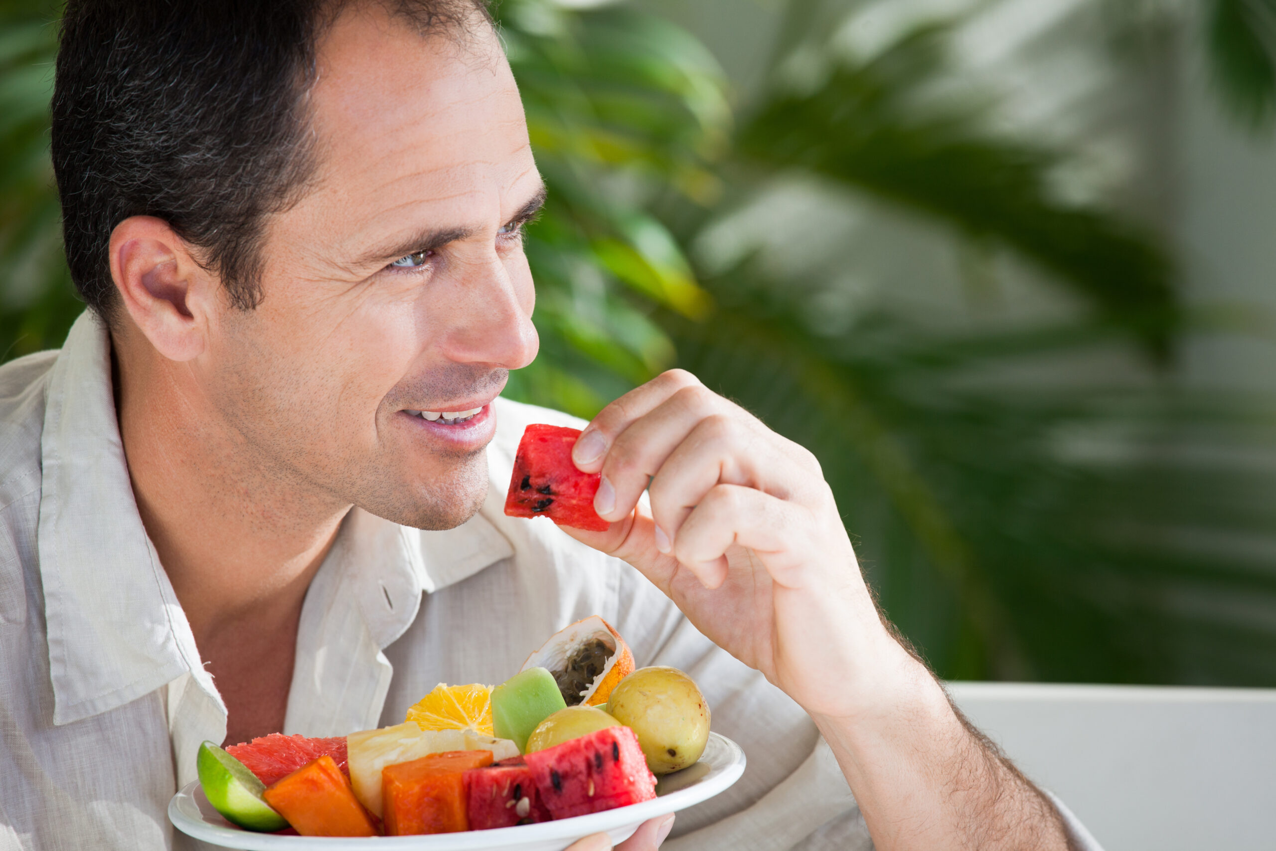 Homme qui mange des fruits