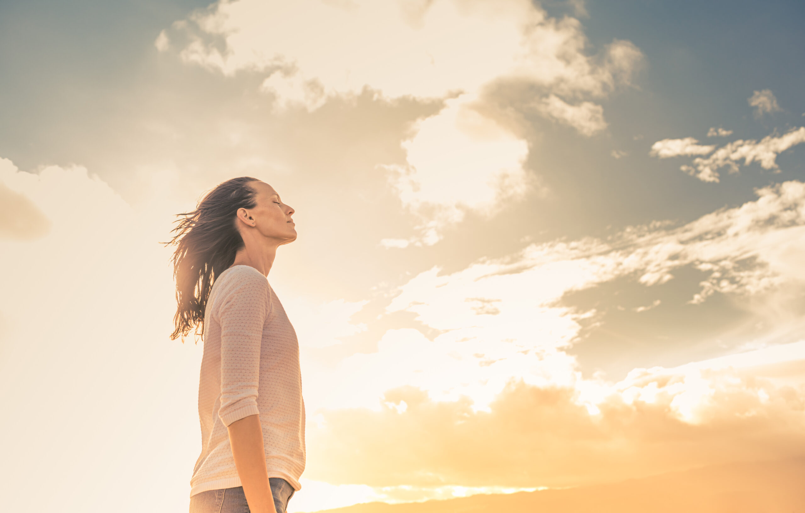 Profil de femme, sur un fond de ciel lumineux