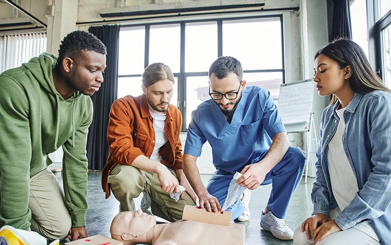 Groupe de personnes autour d'un mannequin