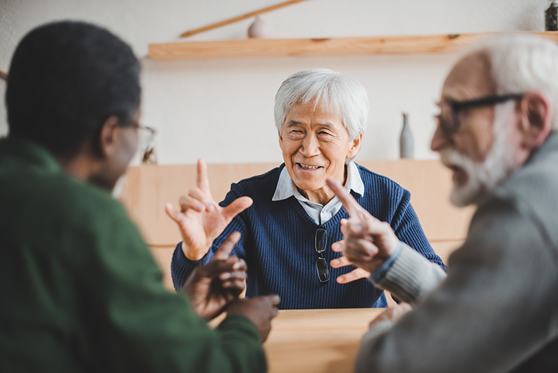 Trois personnes discute autour d'une table