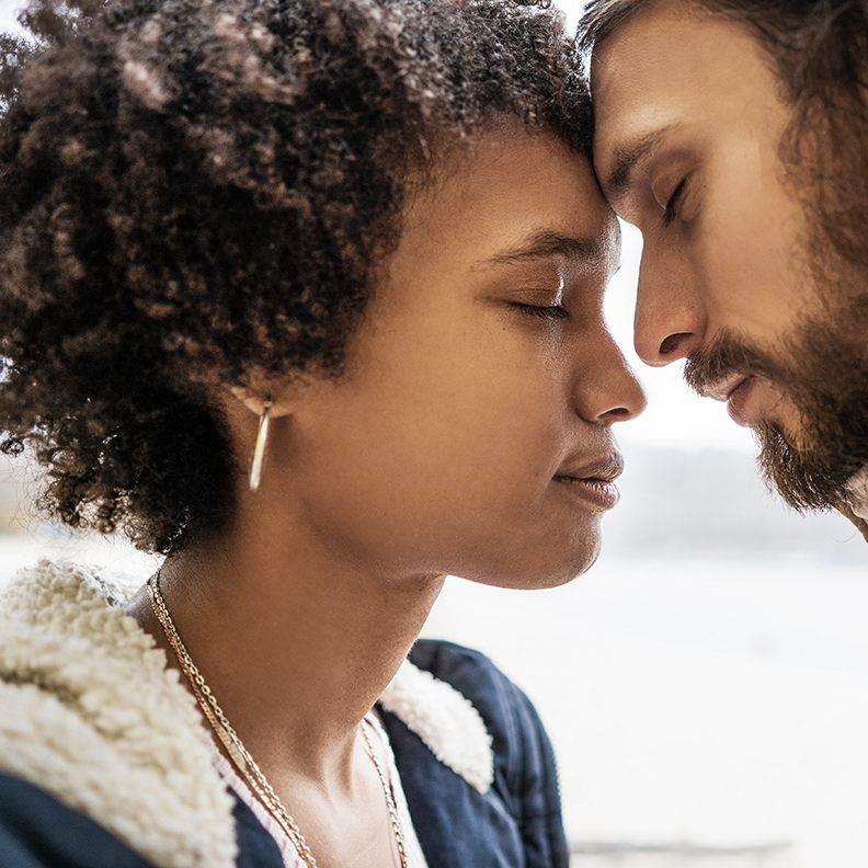 Homme et femme, les yeux fermés, front contre front