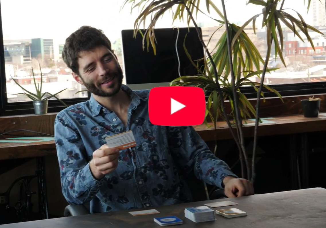 Un homme, une femme et un jeune garçon joue à L'expression minute