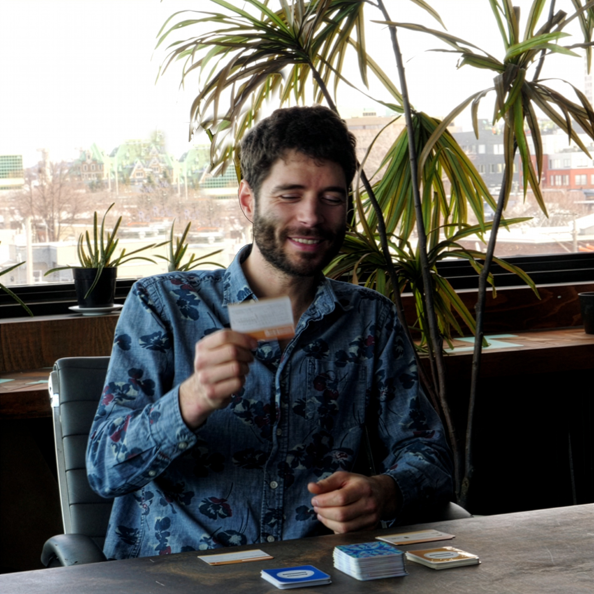 Ressources1 Homme souriant tenant une carte qu'il semble lire